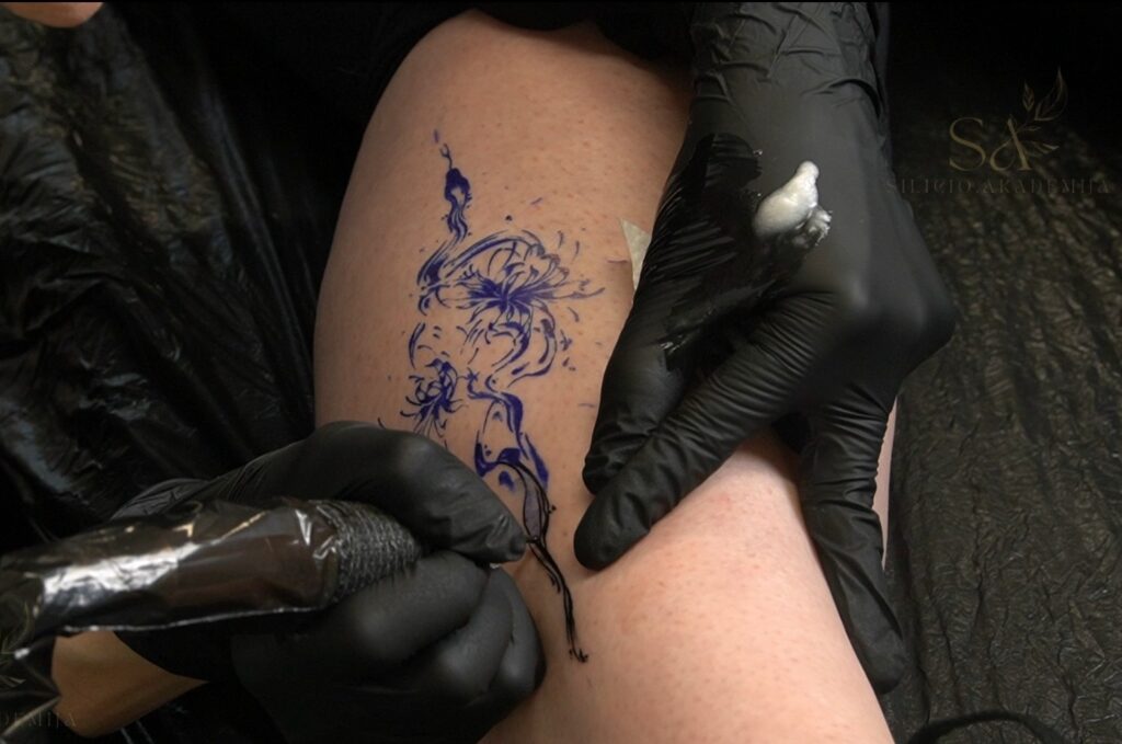 Tatuiruotė su skirtingų spalvų ir storio linijomis