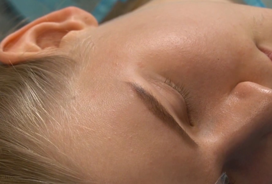 Natural-looking permanent makeup for the eyebrows